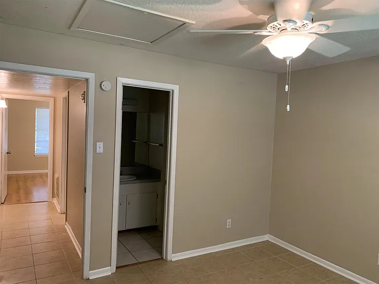 208-210 Yale Ct — Photo 11