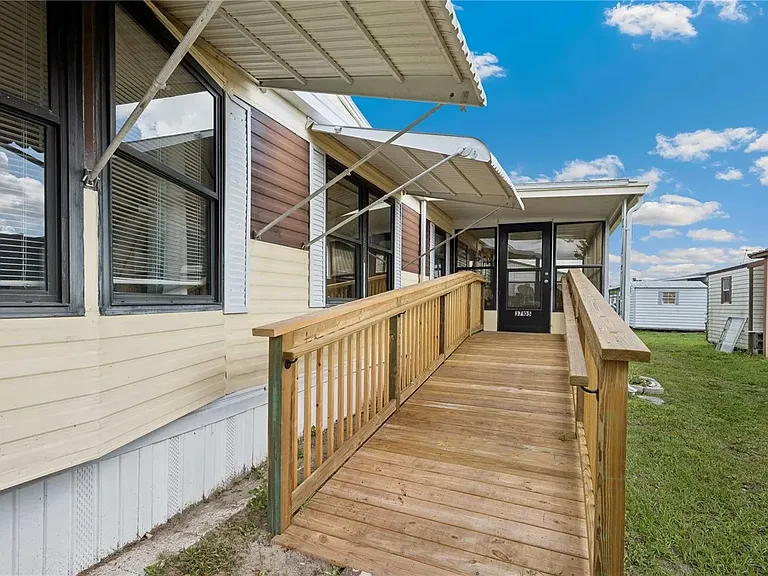37105 Lois Ave — Photo 4