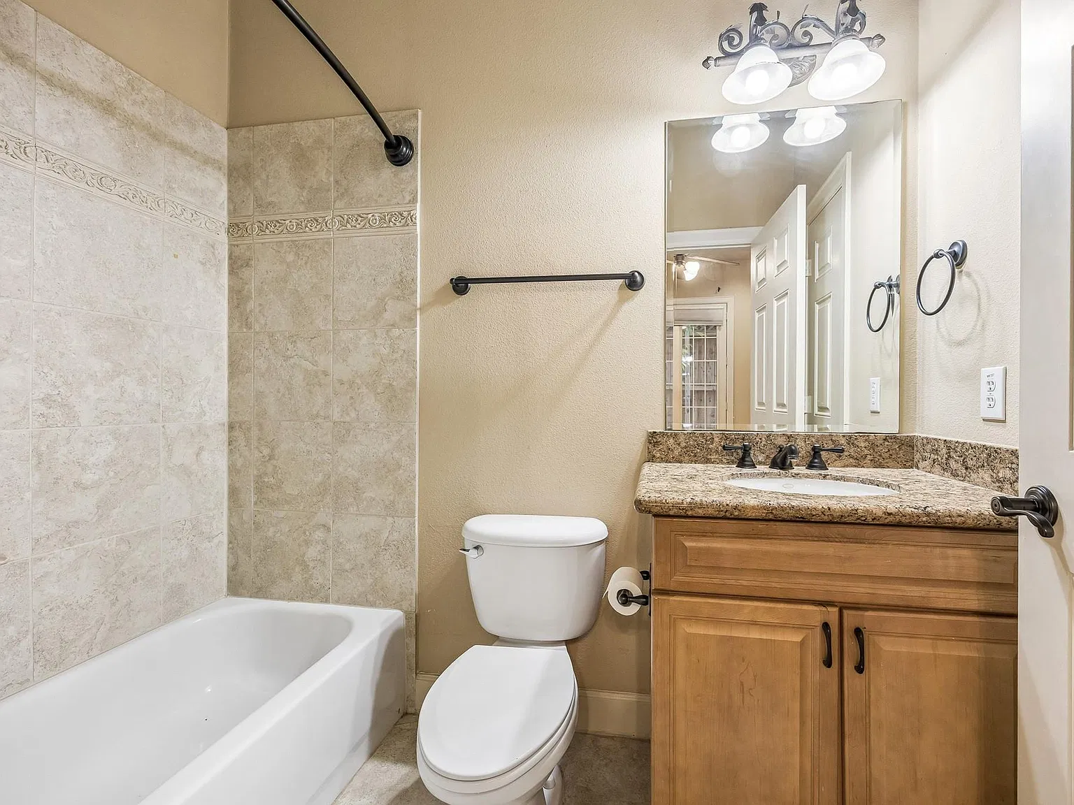 3 bed, 3.5 bath, 2503 sqft, $3,700 — Photo 4