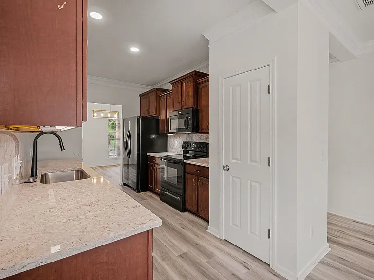 1046 Hemlock Dr — Photo 13