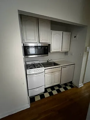 Rented by Salon Realty Corp | media 3