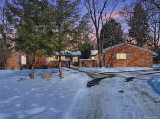 1063 Avon Cir E, Rochester Hills, MI 48309