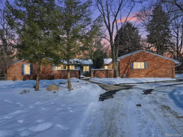 1063 Avon Cir E, Rochester Hills, MI 48309