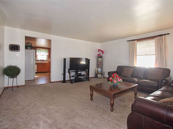 3rd image of 212 N Danz Ave