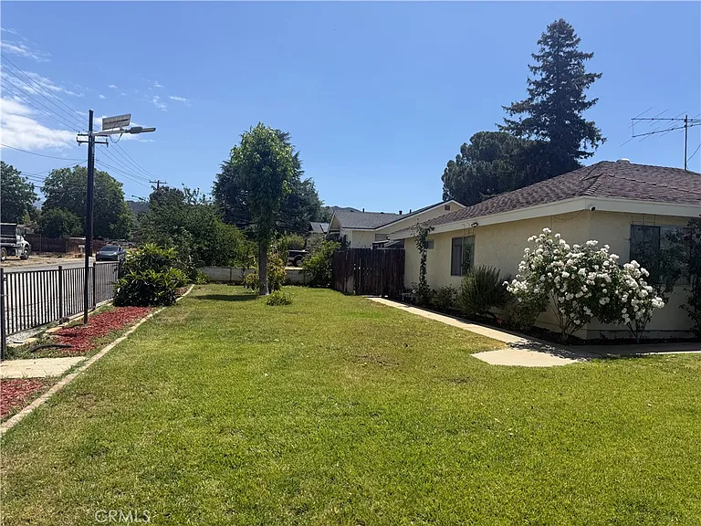 907 Fremont St — Photo 3