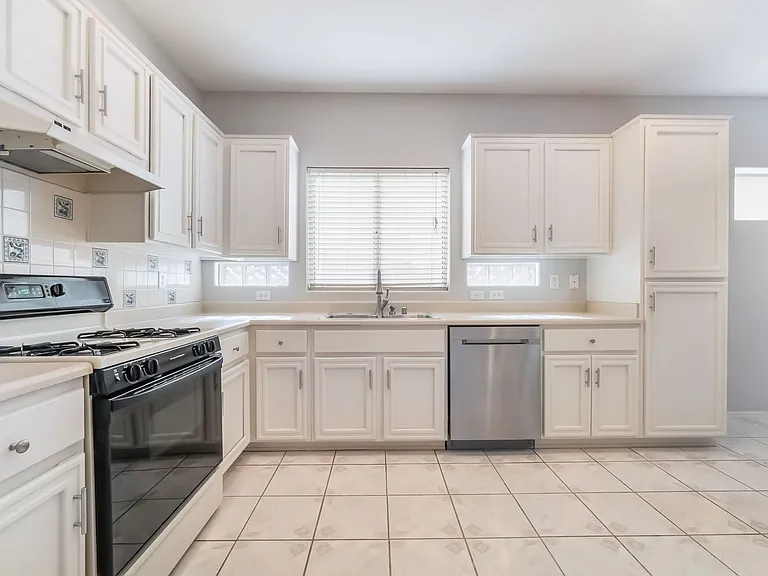 2571 Thatcher Ave — Photo 9