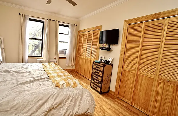 Sold by Bizzarro Agency | media 6