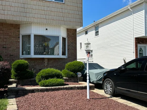 390 Brookfield Ave, Staten Island, NY 10308