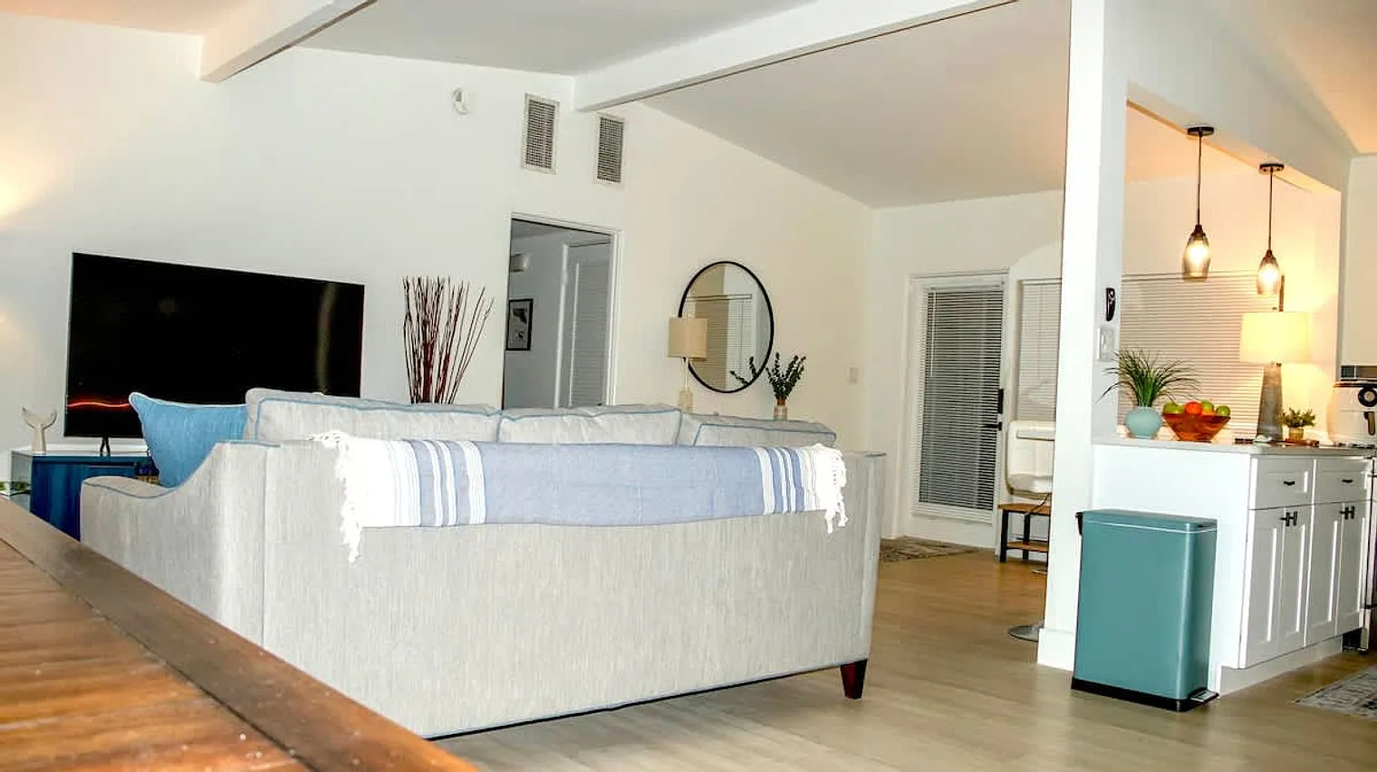 3 bed, 2.0 bath, 1689 sqft, $5,882 — Photo 3
