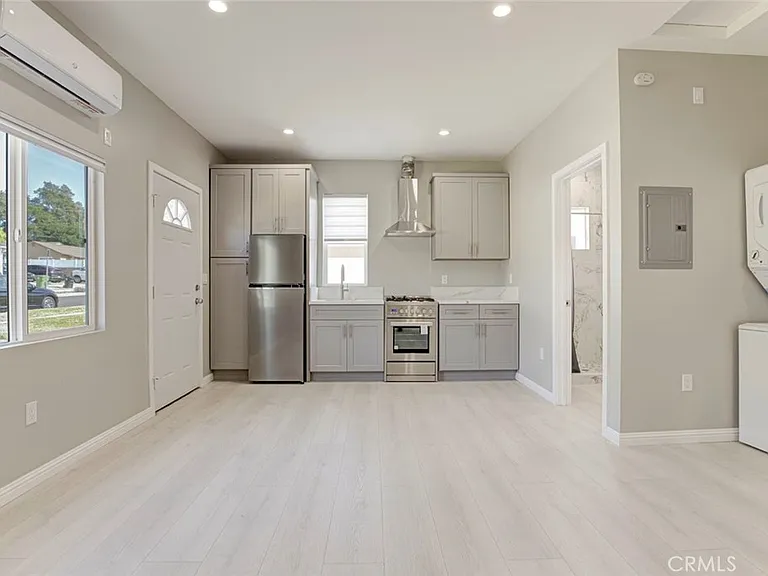 10933 Nassau Ave — Photo 4