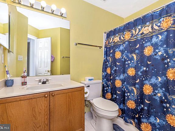 Upper Level Hall Full Bath