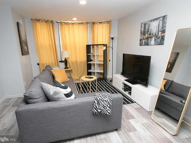 2135 Walnut St #304 — Photo 1