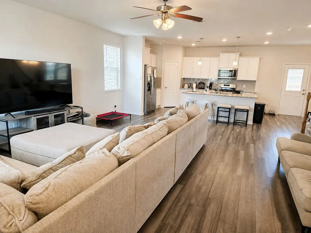 4 bed, 2.5 bath, 2383 sqft, $2,500 — Photo 3