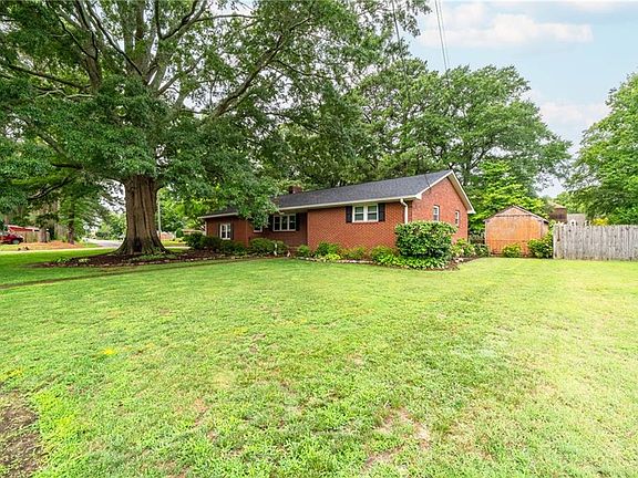 4th image of 2600 Janson Dr