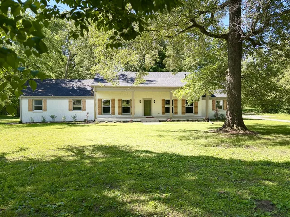 104 W Longview Dr, Portland, TN 37148