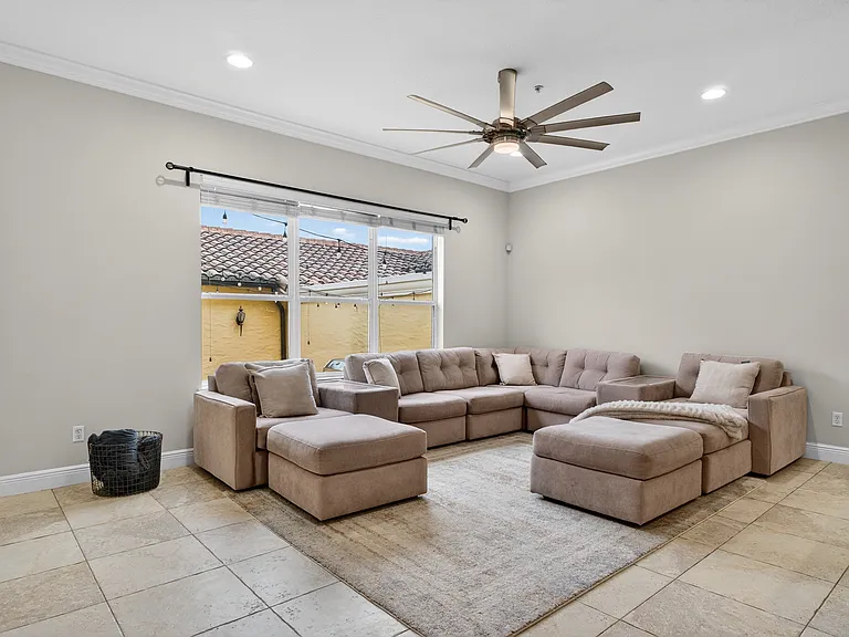 1121 Charming St — Photo 11