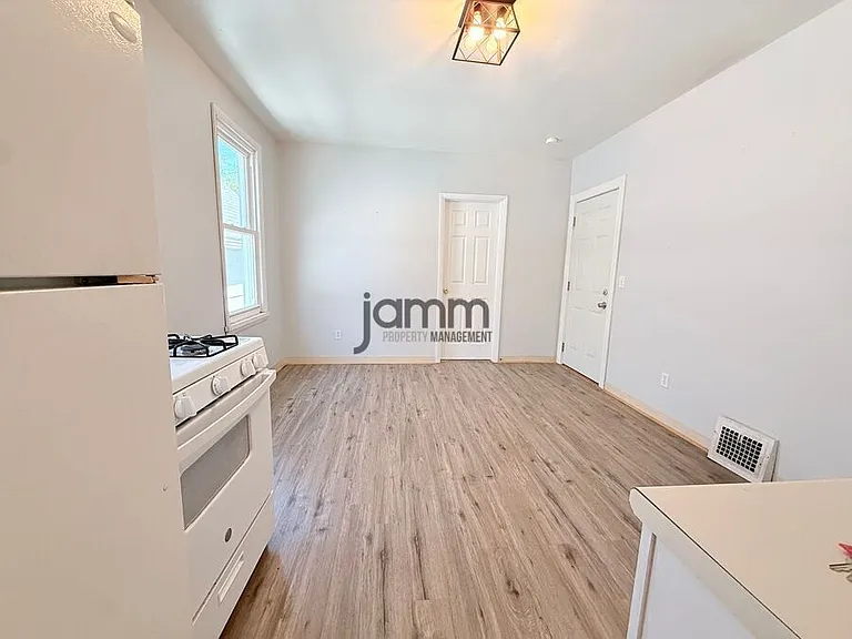 1930 E 123rd St #5 — Photo 3