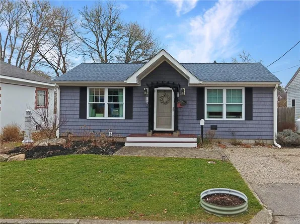 8 Deborah St, Narragansett, RI 02882
