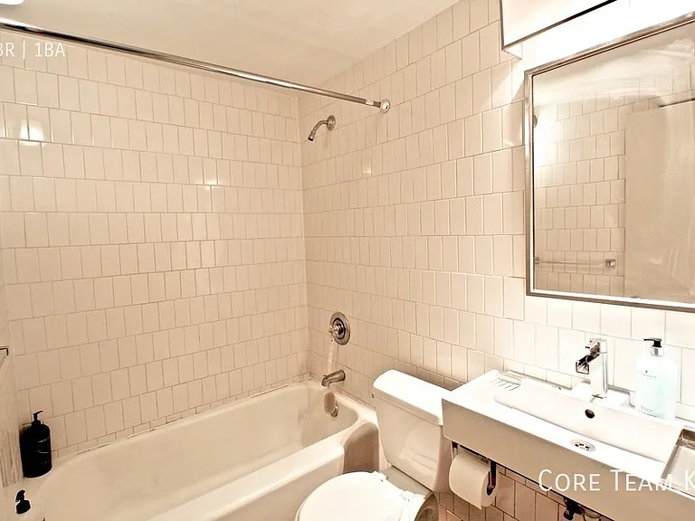 1020 W 44th St #6 — Photo 21