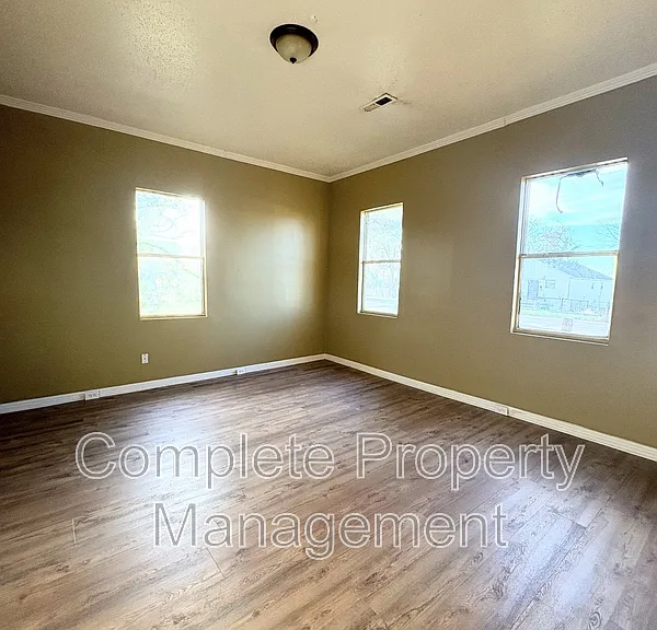 2123 Arlington Ave — Photo 6