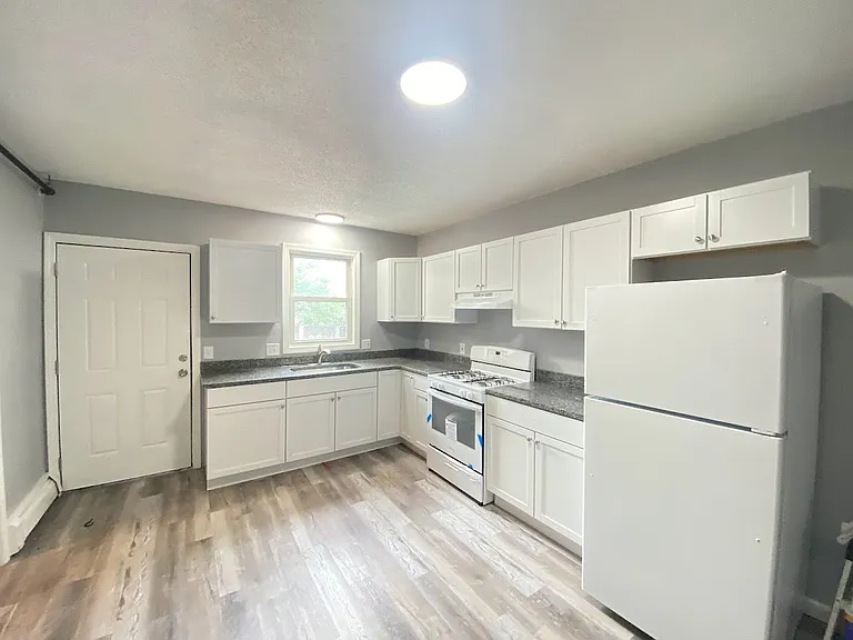 50 Springfield St #2R — Photo 3