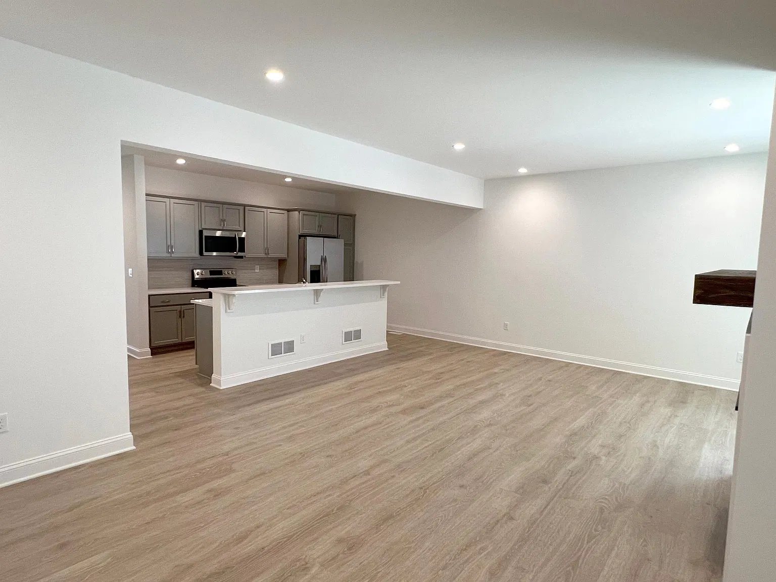 3 bed, 2.5 bath, 1814 sqft, $2,995 — Photo 3