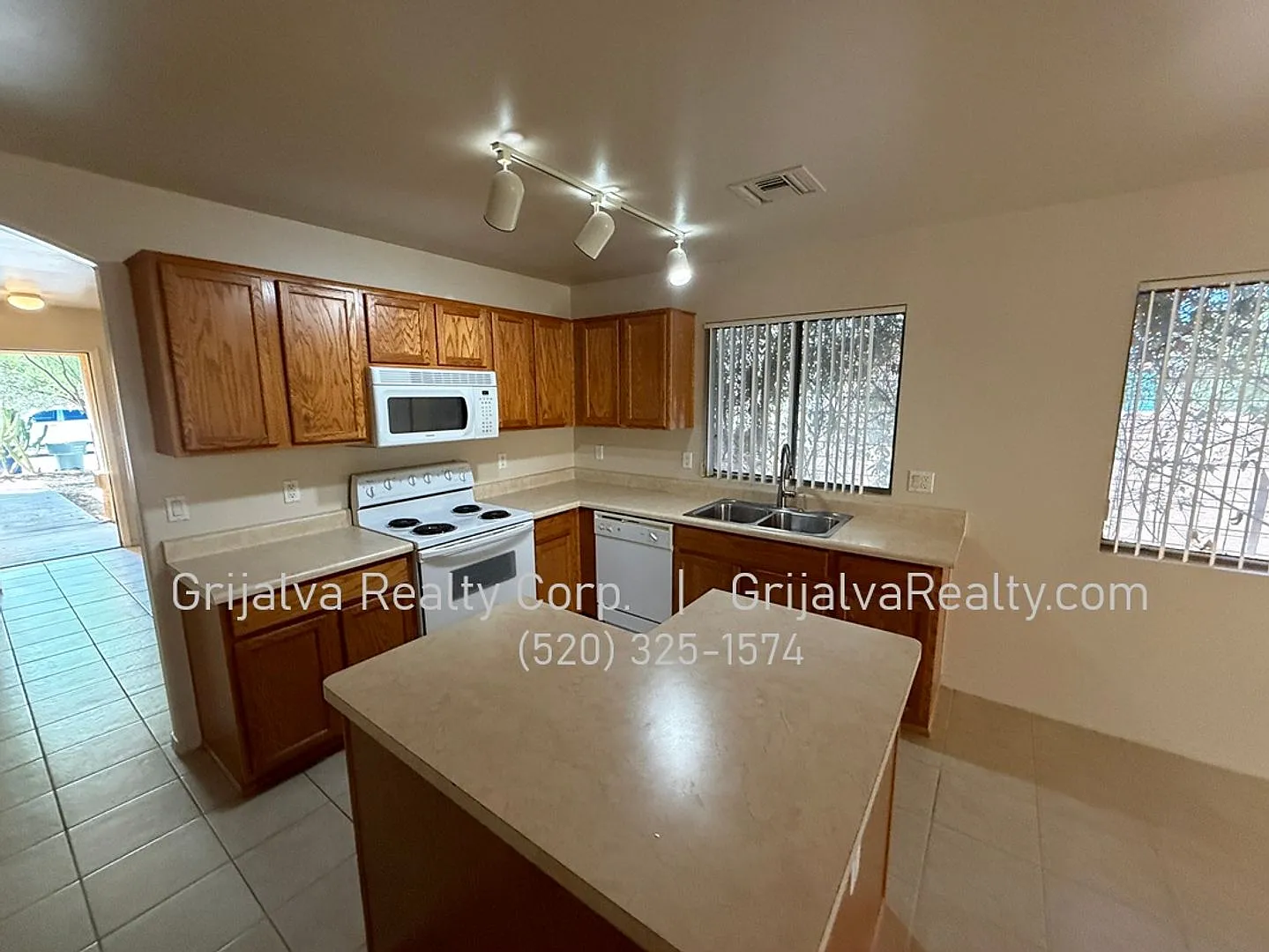 Lovely 3 Bedroom, 2 Bath House for Rent in Valencia Reserve South (Valencia/Alvernon) — Photo 4