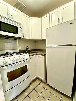 5th image of 521 E 82nd St APT 1C