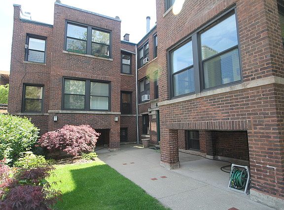 2nd image of 621 W Cornelia Ave #9