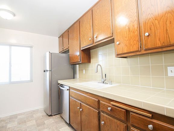4th image of 309 S Doheny Dr APT 5