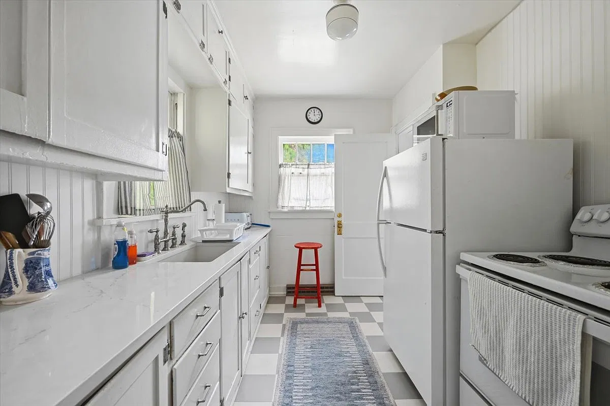 3 bed, 1800 sqft, $2,500 — Photo 3