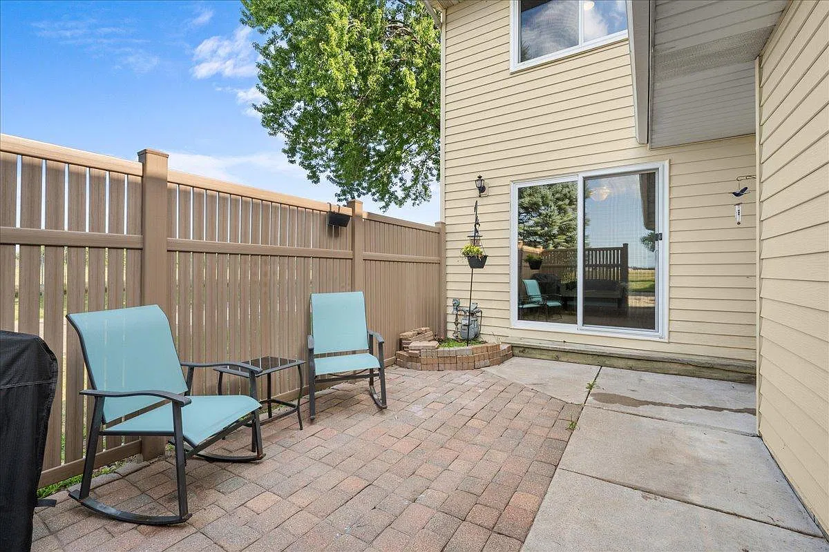 2 bed, 1.5 bath, 1320 sqft, $1,925 — Photo 2