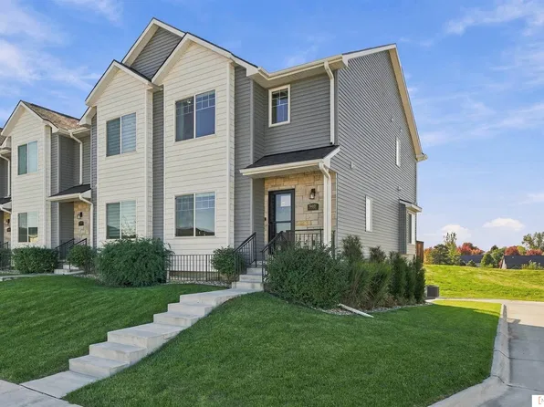 9401 Duckhorn Dr, Lincoln, NE 68526