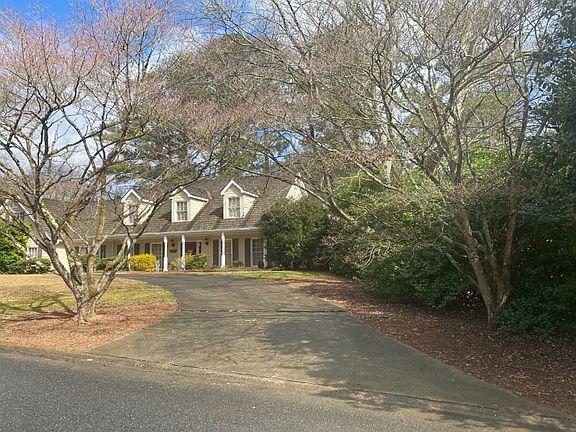 2nd image of 555 Willow Knoll Dr SE