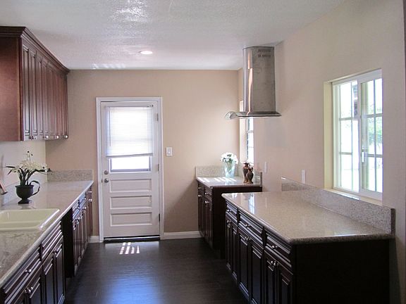 3rd image of 1003 E Cameron Ave