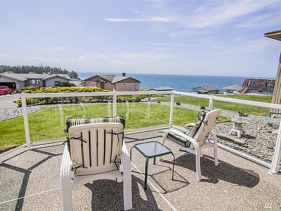 Enjoy expansive west side views in this beach community.  Pour a glass of wine, sit back and relax as the cruise ships go by ... and then you get to experience the glorious sunsets!