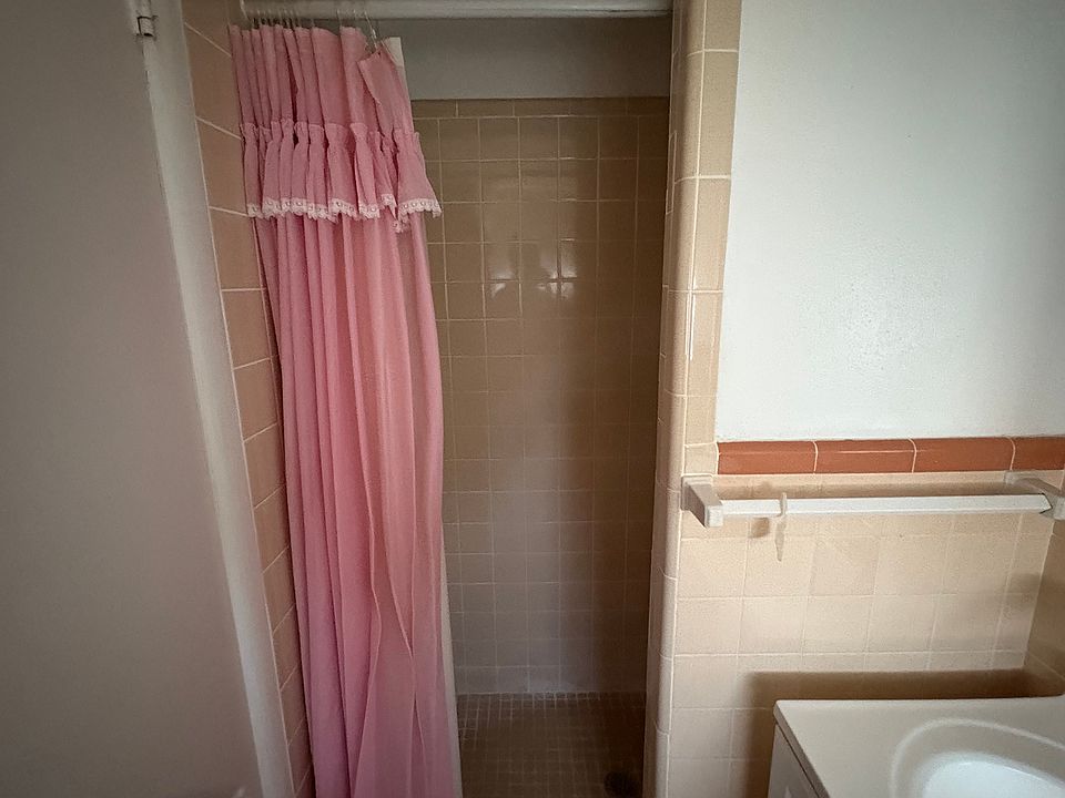 1st image of 1325 Coral Ct