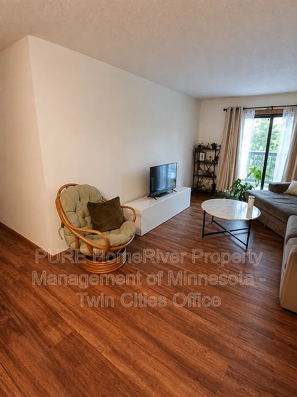 2 bed, 1.0 bath, 910 sqft, $1,460 — Photo 1