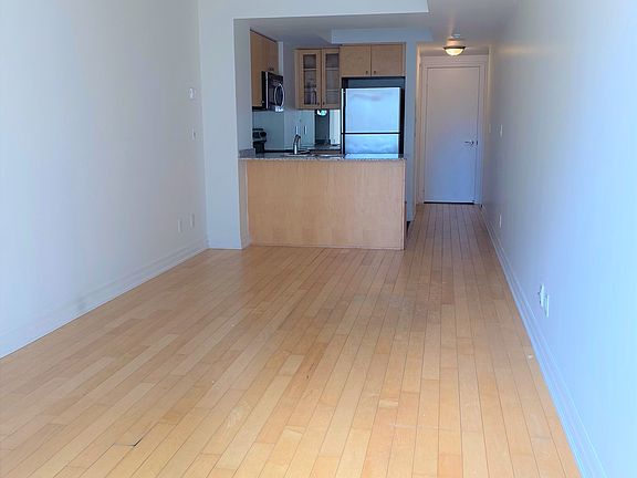 4th image of 8 Scollard St #1407