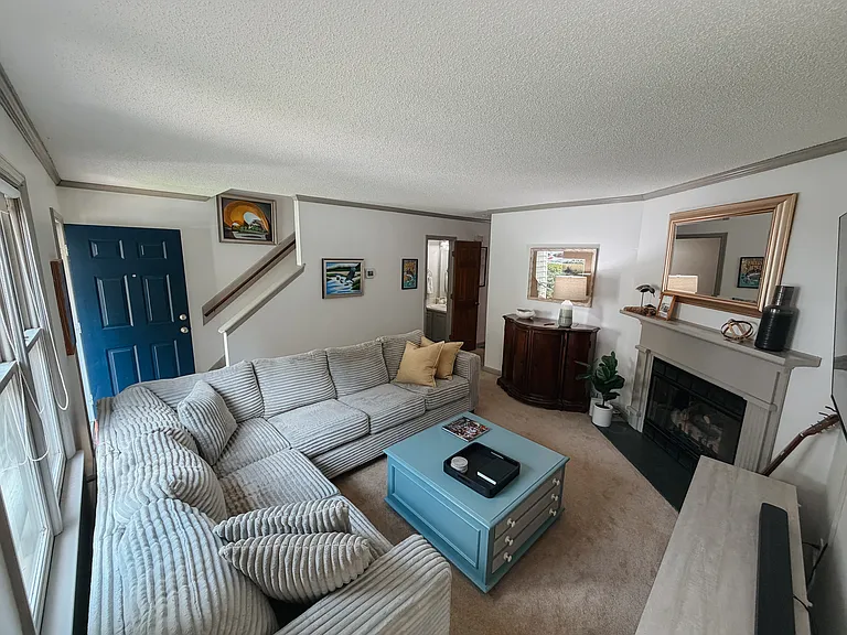 6530 Thetford Ct — Photo 5