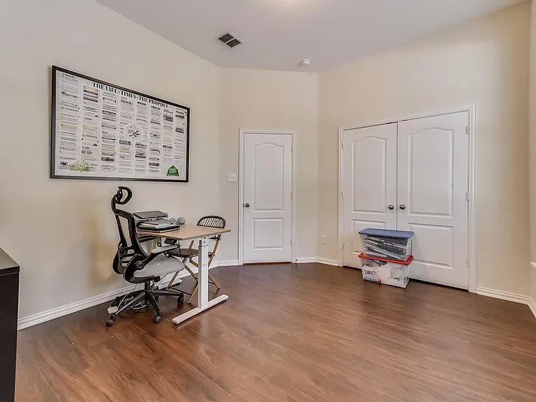 1916 Lantana Ln — Photo 11