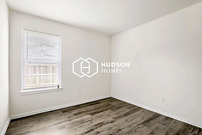 2402 Smith Dr — Photo 10