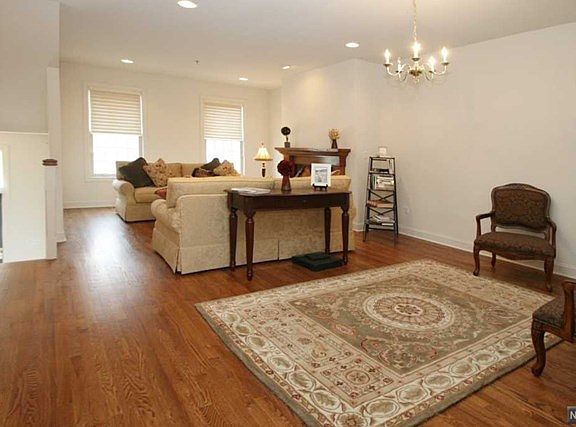 4th image of 4 Bloomfield Ave #4