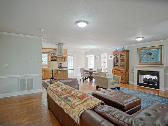 3rd image of 3420 Belaire Dr