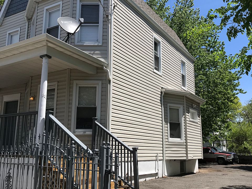 2nd image of 834 S 15th St