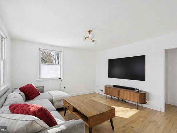 3rd image of 1009 Morton Ave