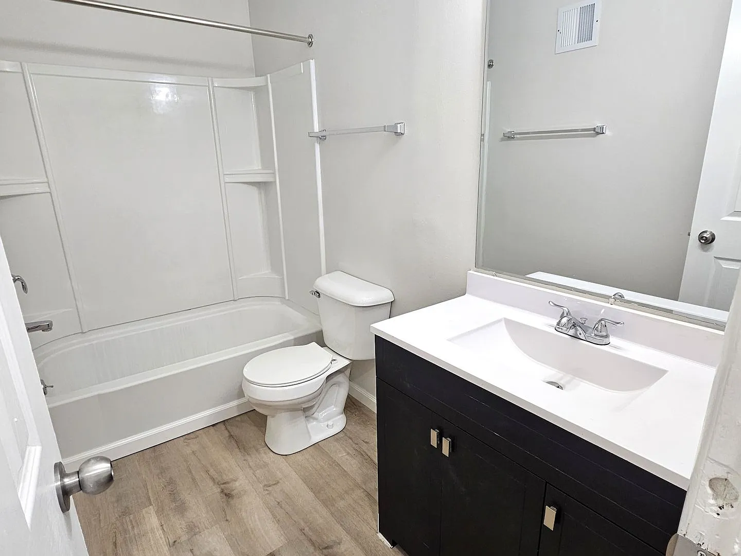 COACHLIGHT VILLAGE APARTMENTS — Photo 4
