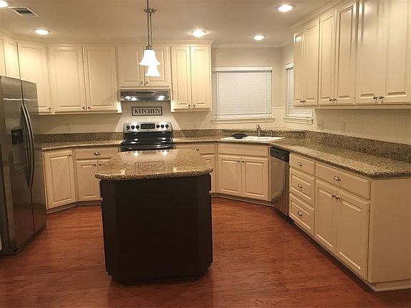 2nd image of 215 Broadmoor Dr