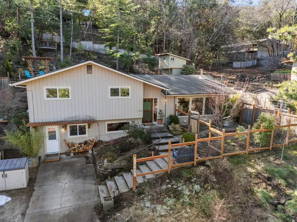 1400 Woodland Dr, Ashland, OR 97520