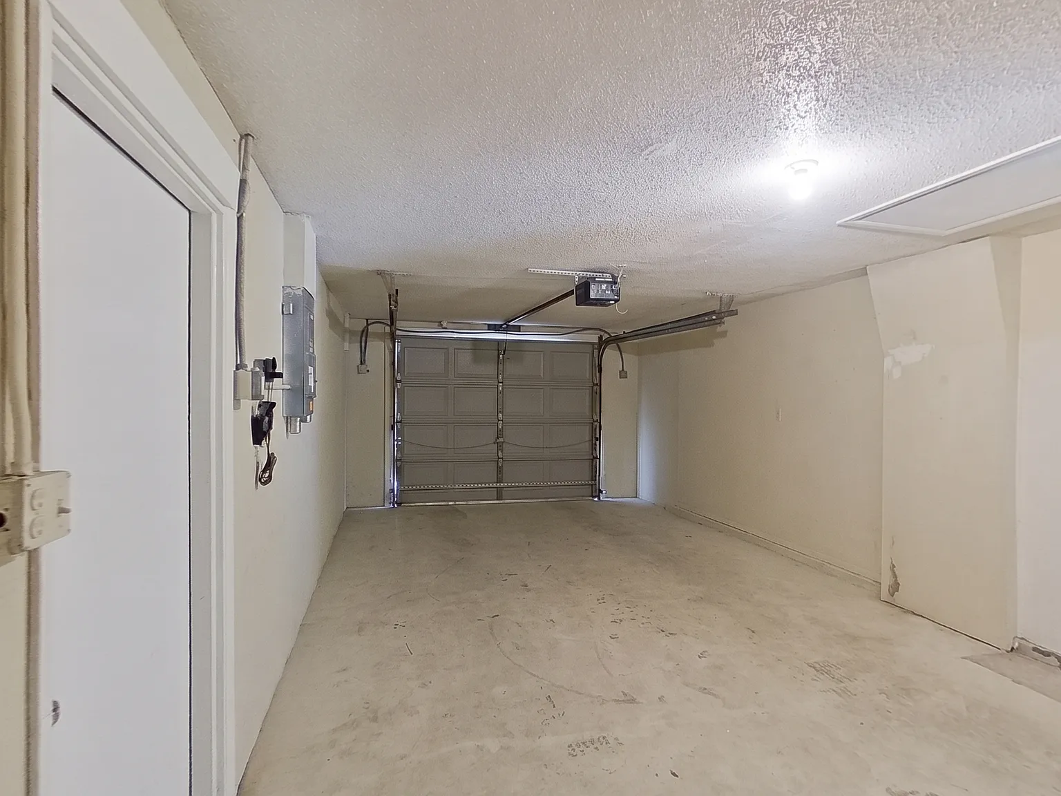 3 bed, 1284 sqft, $1,717 — Photo 2